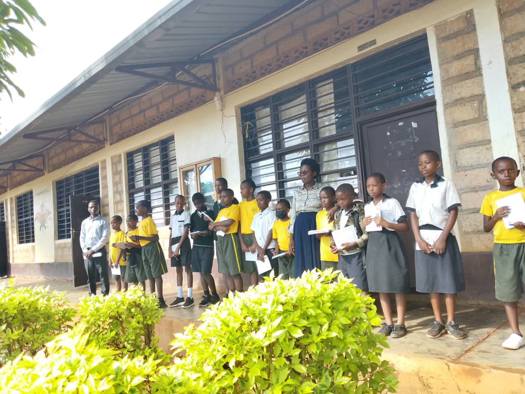 GKanombe's tweet photo. Abarimu bari muri department ya Science bahembye abana bitwaye neza mu gihembwe cya 2. Ibihembo byongera motivation na competition. Mwarakoze barezi beza! https://t.co/6SfXc3S5Kc