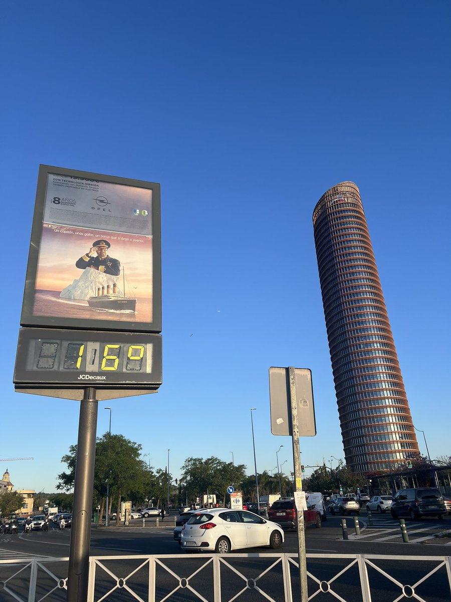 Aquí en el pantalán no hay nadie tampoco #elpescadordeTriana que debe estar volviendo de Roma, de Basilea o del Estadio Olímpico así que #lafotógrafadelpuente os da los ¡Buenos días!