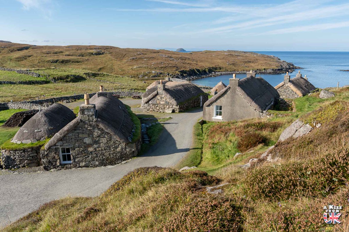 a Kiss from UK, blog du voyage en Grande-Bretagne (@akissfromuk) on Twitter photo Le village de Gearrannan sur l'île de Lewis abrite un ensemble unique de blackhouses traditionnelles, des habitations qui racontent à elles seules une partie importante de l'histoire des Hébrides Extérieures.
➕ akissfromuk.com/visiter-ile-le…
#scotlandiscalling <a href="/VisitScotland/">VisitScotland</a> Le village de Gearrannan sur l'île de Lewis abrite un ensemble unique de blackhouses traditionnelles, des habitations qui racontent à elles seules une partie importante de l'histoire des Hébrides Extérieures.
➕ akissfromuk.com/visiter-ile-le…
#scotlandiscalling <a href="/VisitScotland/">VisitScotland</a>