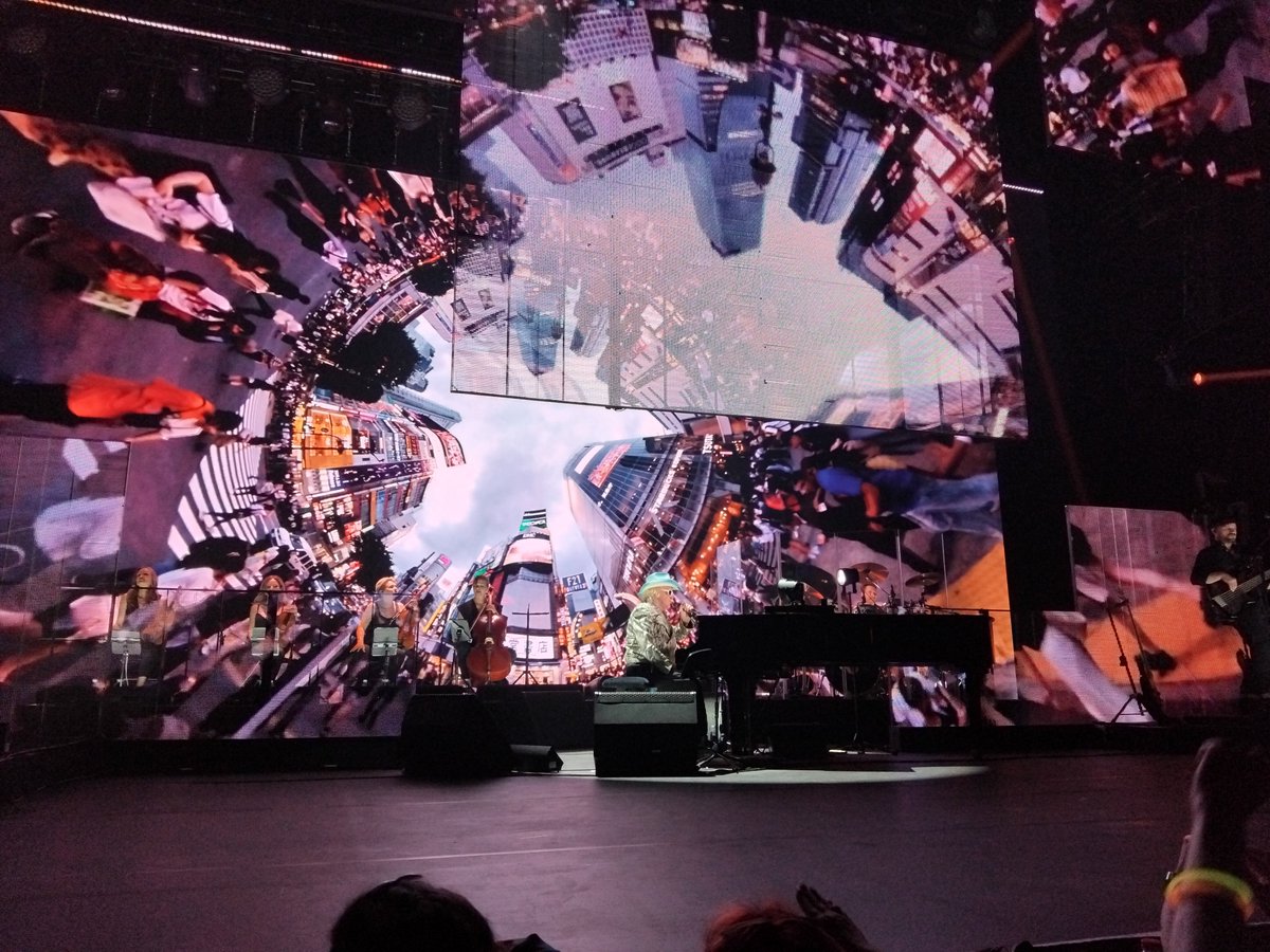 TimelessSharing's tweet photo. @MICHELPOLNAREFF 

Est-ce que cette tournée va être immortalisée en CD DVD ? 🤩 https://t.co/fcvdxqEkDh