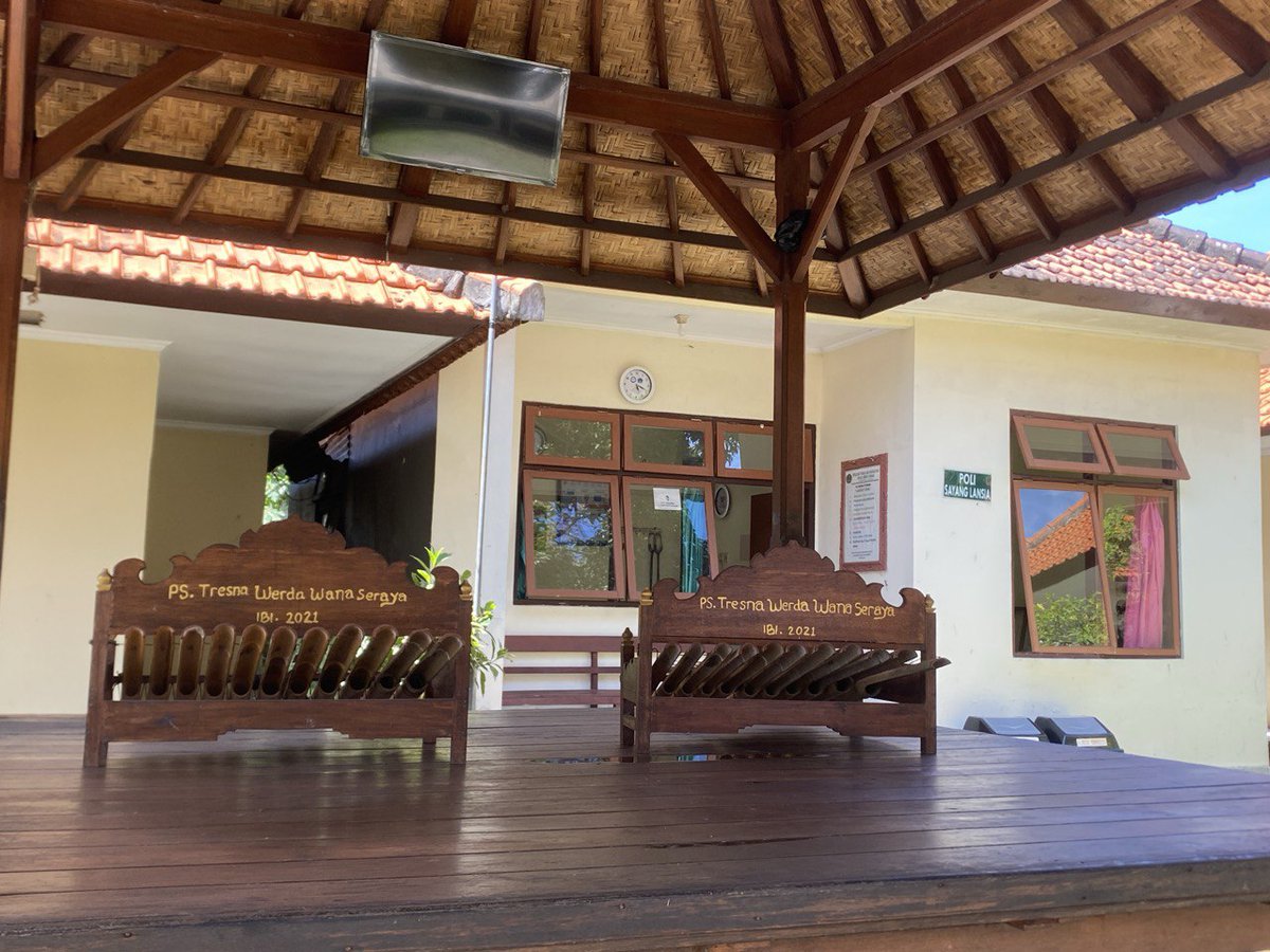 Liputan kami sebelumnya menemukan bahwa 1 dari 10 penduduk Bali merupakan lansia. Dibarengi dengan tingginya lansia terlantar. 

Sayangnya kondisi panti jompo di Bali masih minim; tenaga perawat terbatas &amp; layanan kesehatan mental.

Baca selengkapnya di: s.id/perawatpantijo…