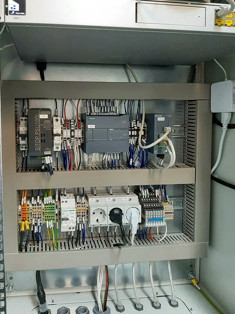 🚛 En CN Cofrentes ya funciona nuestro robot AGV para mover bidones radiactivos sin exposición directa del personal.

Diseño 100% NUSIM, control remoto y guiado autónomo.

📽️ Mira cómo trabaja:
🔗 nusim.com/noticias/robot…

#Nuclear #Ingeniería #AGV #SeguridadRadiológica #NUSIM