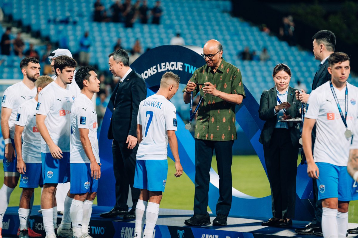 lioncitysailors's tweet photo. It was our honour to welcome President Tharman Shanmugaratnam as our esteemed Guest of Honour at Bishan Stadium last night, as we battled Sharjah FC in the AFC Champions League Two Final 2025.

#allhandsondeck #lioncitysailors #ACLTwo #ACLTwoFinal #LCSvSHJ https://t.co/1qQbNVBRru