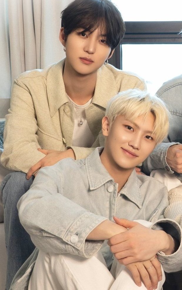 CHOCOMlNJAE's tweet photo. mamahwi x papahun 🤍🖤
#탷휘 #TAEHWI
#부모즈 #PARENTZ https://t.co/9VCqgKCCev