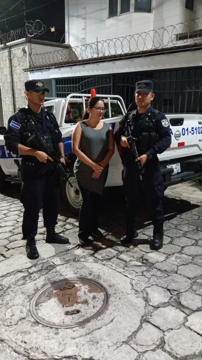 infodemiasv's tweet photo. #ÚLTIMAHORA | La Fiscalía informó en sus redes sociales la captura de Ruth López (@Ruth_Lopez1977) por el supuesto delito de peculado. 

López es asesora jurídica en @Cristosal y fue reconocida en 2024 por la @bbcmundo como una de las 100 mujeres más influyentes en el mundo por su papel crítico contra el gobierno de @nayibbukele.

📷 @FGR_SV