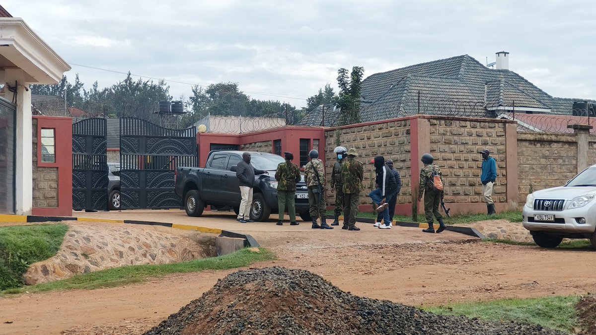 BREAKING NEWS!
EACC officers currently raiding  Natembeya's home in Kitale , Trans Nzoia.
Residents say they have seen the officers move in to the vocal governor's house with some an unexplainable boxes.
