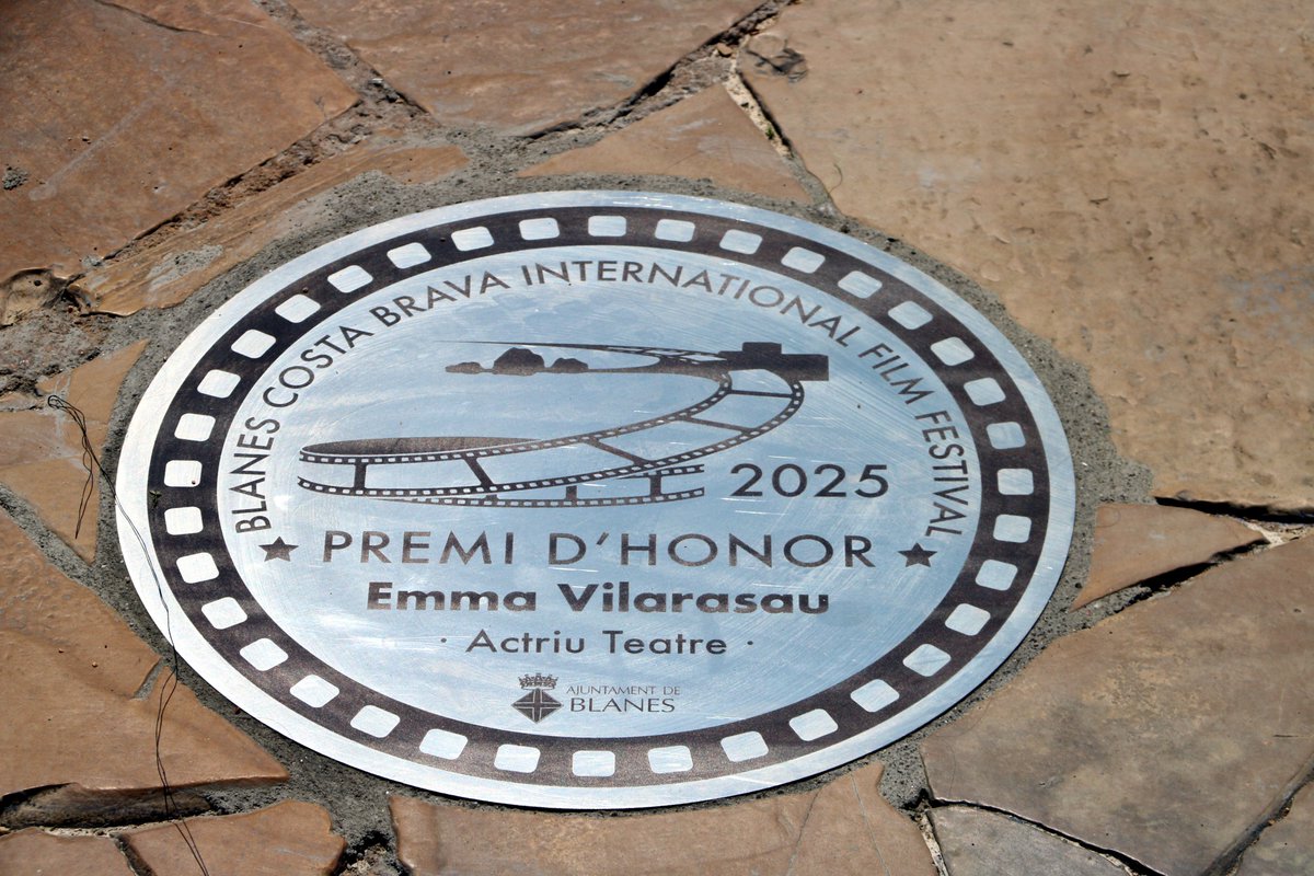 Cati_Girona's tweet photo. 🔴 Blanes estrena el seu propi "passeig de la fama", amb el nom dels guanyadors del Premi d'Honor del festival de cinema de la vila.

➡️Ahir van destapar les primeres plaques, entre d'altres, de Mercè Sampietro, Emma Vilarasau i el periodista Àlex Gorina

https://t.co/WmumppAelB https://t.co/jFIyat1LMG
