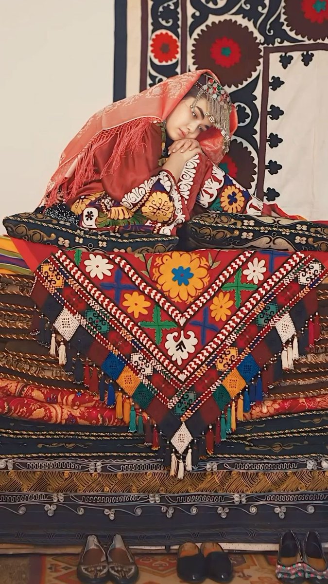چون نیست ز هرچه هست جز باد به دست
چون هست به هرچه هست نقصان و شکست

انگار که هرچه هست در عالم نیست
پندار که هرچه نیست در عالم هست

#خیام