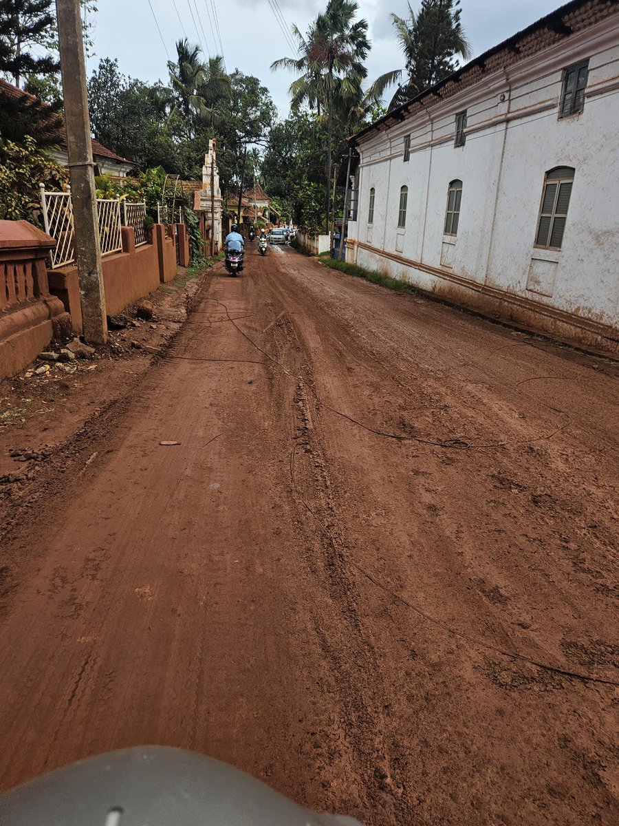 InGoa24x7's tweet photo. #WhereIsTheRoad?
Even before the monsoon has arrived, the Saligao-Pilerne road is already buried under piles of mud, leaving locals frustrated. Residents allege that the road is almost non-existent now.
#Goa #GoaNews #Potholes #Mud https://t.co/kajFVNs7NW