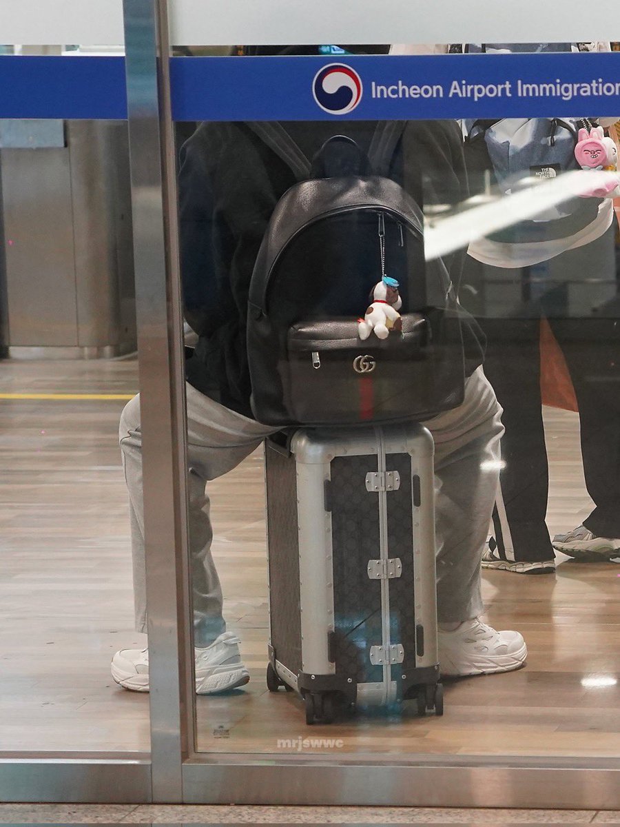 savagerachaa's tweet photo. O MINHO TA USANDO UM CHAVEIRINHO DO ESNUPI COMENDO PUDIM NA MOCHILA DELE https://t.co/HQWfAu6ZOG
