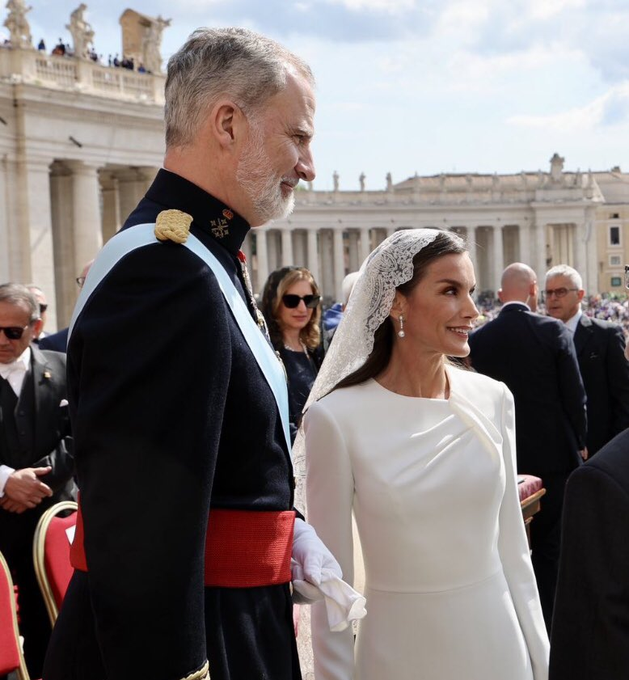 Puedes vivir en una monarquía heredera de una dictadura criminal que se pasa por el forro la aconfesionalidad del estado o vivir en una República moderna democrática que separa el Estado de las religiones y sus estructuras arcaicas y retrógradas.
Hay Alternativa.
🟥🟨🟪