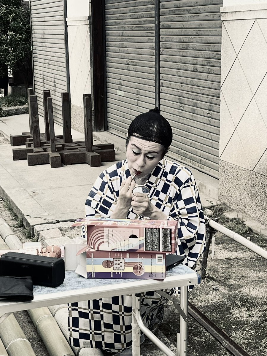 祭りの一コマ。テントの裏でメイク中の林家染雀師匠。 #彦八まつり