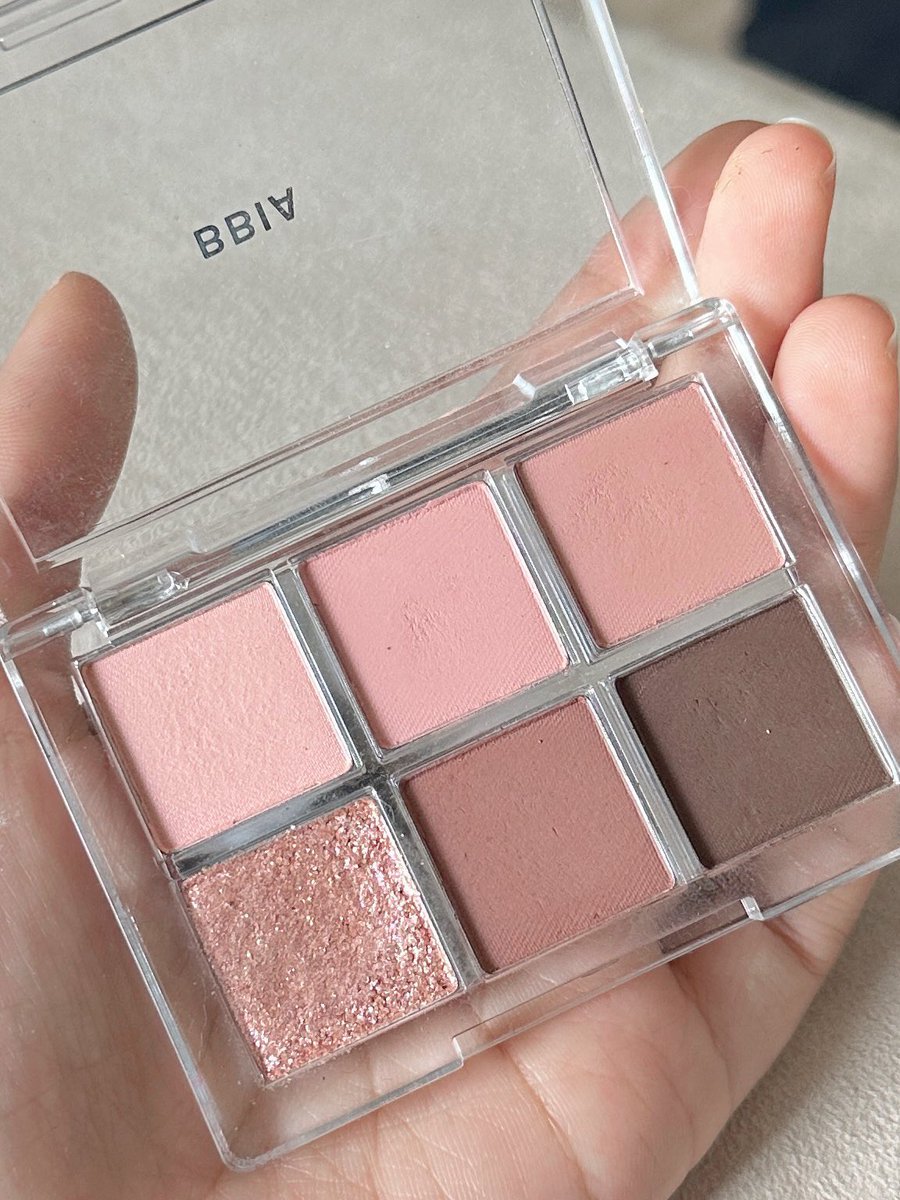 อันนี้จริง ถ้าให้แนะนำคือ Bbia หกหลุมพอดีสีไม่ติดส้มเลยย 
แล้วการแต่งหน้ายุคนี้ตาบนเค้าไม่ค่อยเน้นให้มันยาก ไปเน้นอายไลเนอร์ ดอลลี่อายแทน เพราะงั้นไม่ต้องใช้สีเยอะก็ได้