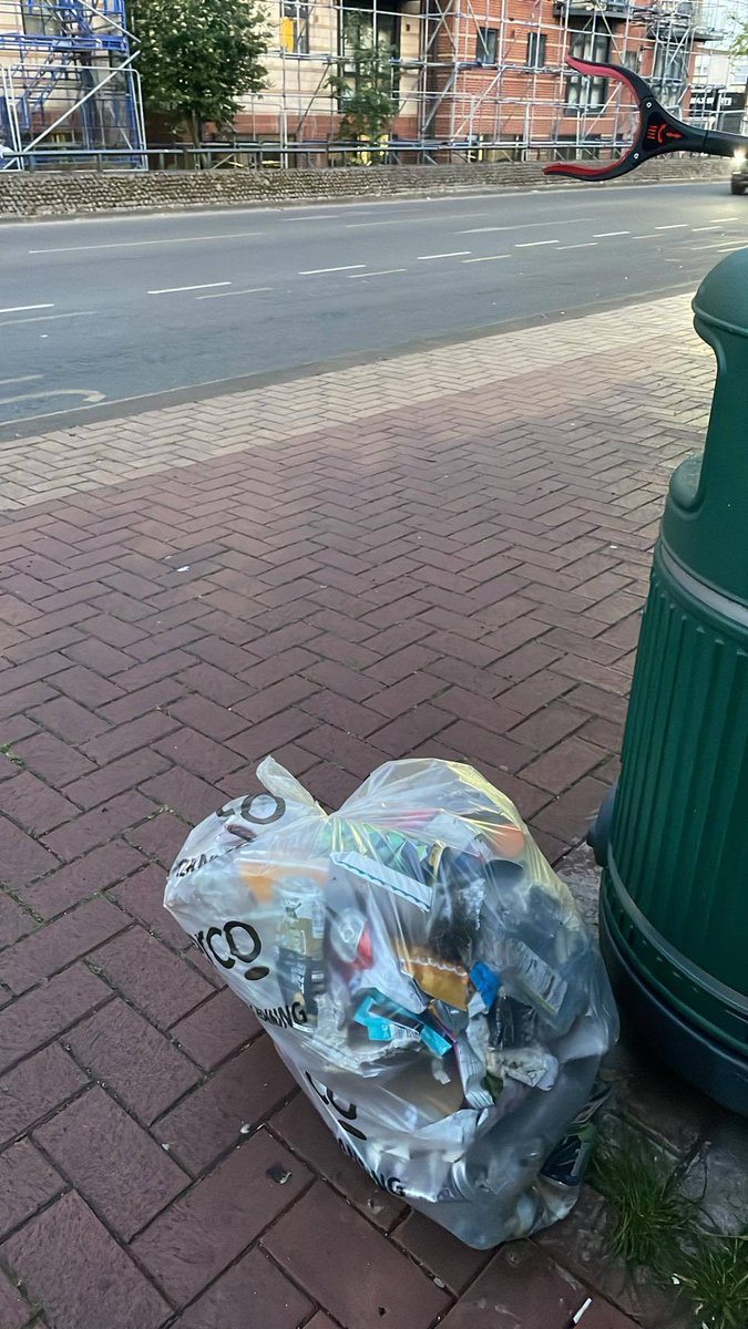 Litterwatch1's tweet photo. Sunday evenings are cleaner with M.I.A Richard back in Stone Cross. He's rescued tons of litter, a true legend. So glad to see him active again. Welcome back, Richard! #Litterchamp #StoneCrossSuperstar #volunteeringisfun #westbromwich #Sandwell https://t.co/oFXFeMTS36