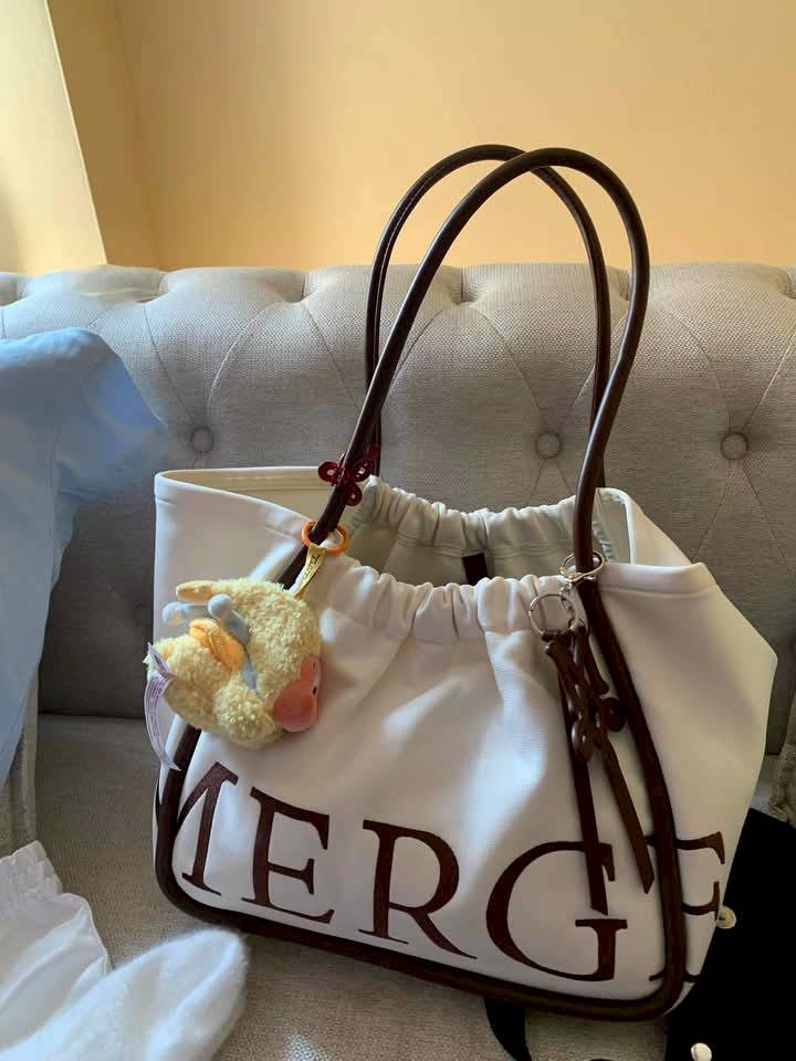 niee (@sirinforwork) on Twitter photo <a href="/redroseandu/">𝓙𝗎𝗌𝗍𝗐𝗂𝗇𝖾🛋🧸</a> ㅤㅤㅤ
👜✨ 𝗠𝗲𝗿𝗴𝗲 กระเป๋าแบรนด์ไทย
น้องเป็นผ้า flyknit เกรดพิเศษ + สายเป็นหนัง vegan คุณภาพดี เนื้อนิ่มไม่กดบ่า ใบใหญ่แต่นน.เบา (ปีกกระเป๋าพับให้เล็กลงได้) มีหูรูดด้านในด้วย ~ 💸ไม่ถึง 2,000 คุ้ม ! ใช้เป็นปีๆยังไม่พัง
: s.shopee.co.th/4VQM8G7ZxZ <a href="/redroseandu/">𝓙𝗎𝗌𝗍𝗐𝗂𝗇𝖾🛋🧸</a> ㅤㅤㅤ
👜✨ 𝗠𝗲𝗿𝗴𝗲 กระเป๋าแบรนด์ไทย
น้องเป็นผ้า flyknit เกรดพิเศษ + สายเป็นหนัง vegan คุณภาพดี เนื้อนิ่มไม่กดบ่า ใบใหญ่แต่นน.เบา (ปีกกระเป๋าพับให้เล็กลงได้) มีหูรูดด้านในด้วย ~ 💸ไม่ถึง 2,000 คุ้ม ! ใช้เป็นปีๆยังไม่พัง
: s.shopee.co.th/4VQM8G7ZxZ