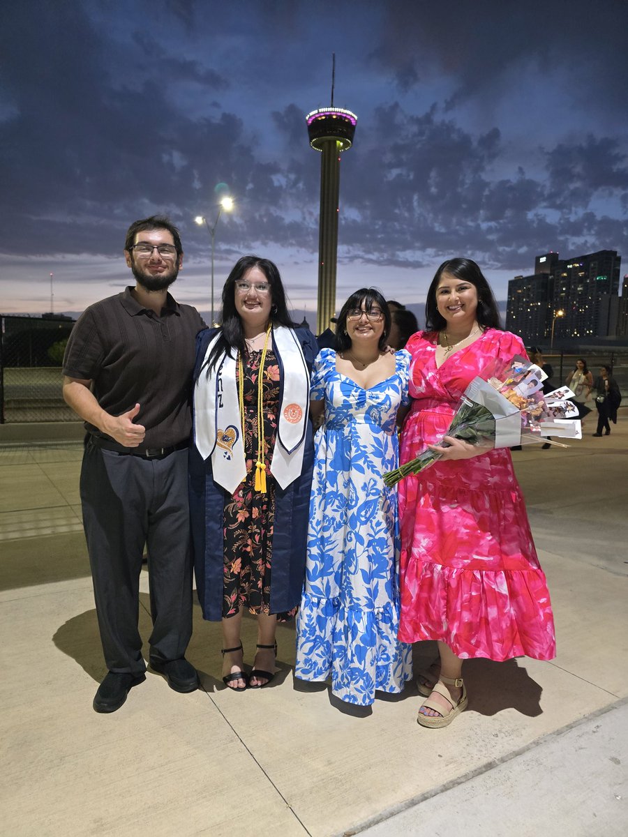 hesatouchdown's tweet image. Introducing the newest grad in the family, Gaby! Proud of what she has accomplished and excited for what she will do in the future! @UTSA #UTSAGrad25   @gsaenzz10