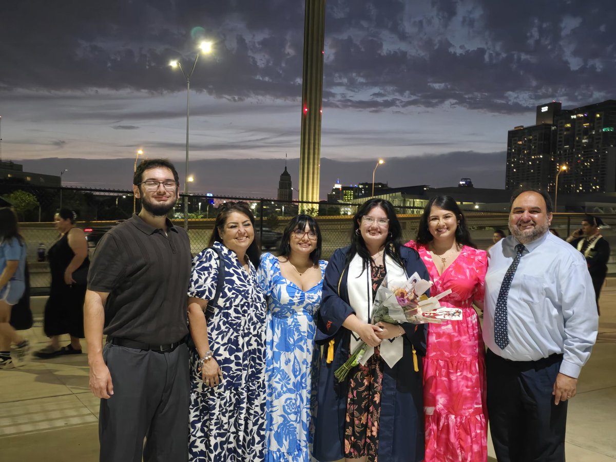 hesatouchdown's tweet image. Introducing the newest grad in the family, Gaby! Proud of what she has accomplished and excited for what she will do in the future! @UTSA #UTSAGrad25   @gsaenzz10