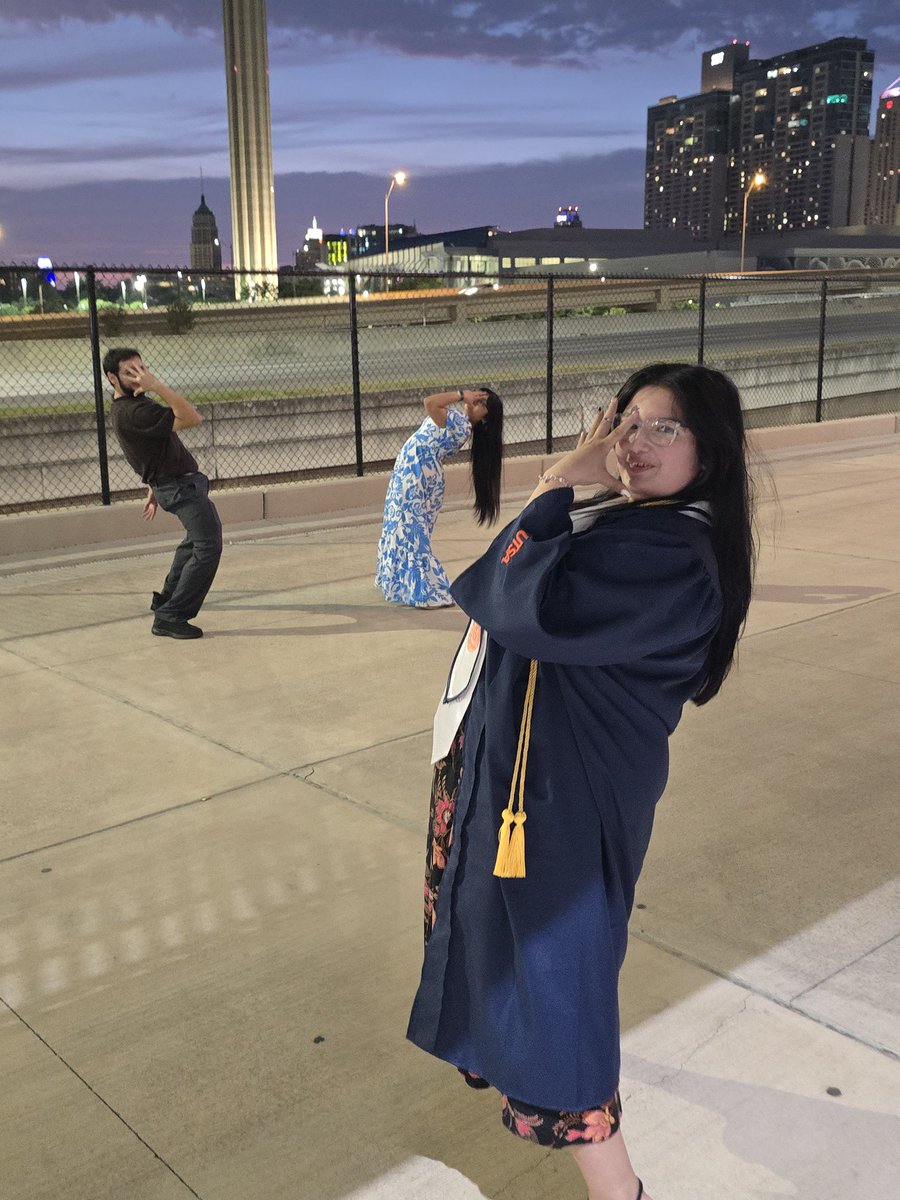 hesatouchdown's tweet image. Introducing the newest grad in the family, Gaby! Proud of what she has accomplished and excited for what she will do in the future! @UTSA #UTSAGrad25   @gsaenzz10