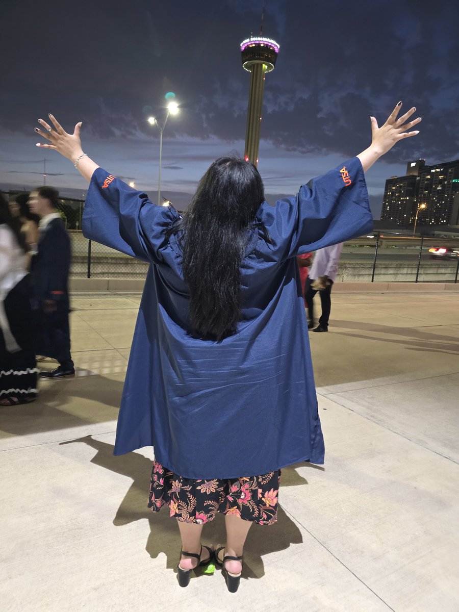 hesatouchdown's tweet image. Introducing the newest grad in the family, Gaby! Proud of what she has accomplished and excited for what she will do in the future! @UTSA #UTSAGrad25   @gsaenzz10