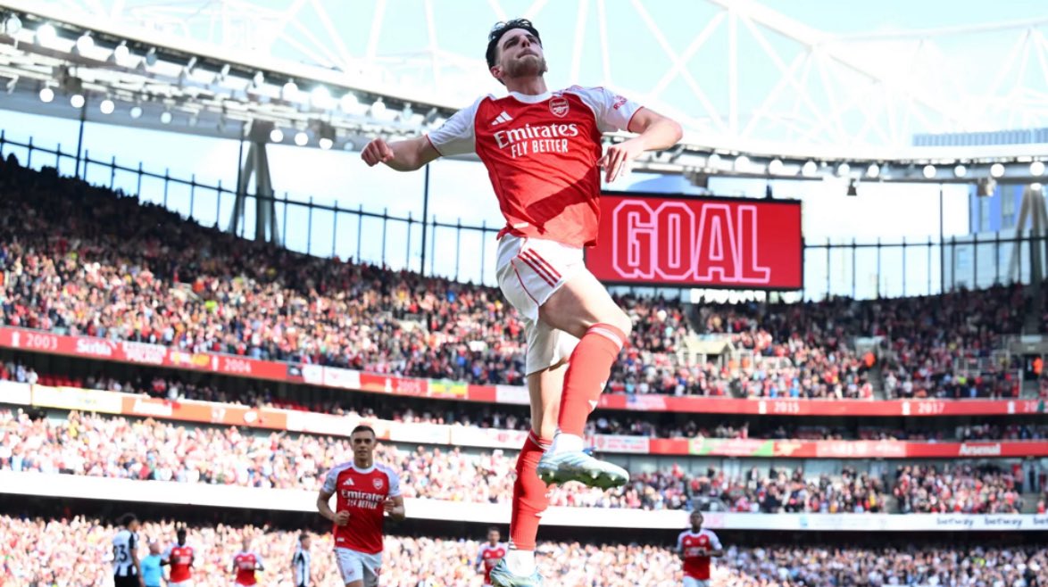 KickDNA's tweet photo. La imagen del día: Declan Rice celebrando el gol con el que Arsenal venció 1-0 a Newcastle . Los gunners rompen su racha sin ganar, aseguran Champions y se reencontraron con la victoria en casa. Arteta respira aliviado: era urgente un triunfo de manual en el Emirates. https://t.co/SYoU0ylm4H
