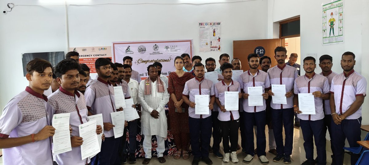 skilled_odisha's tweet image. Hon&apos;ble MLA of Kamakhyanagar, Sri Shatrughna Jena, visited the District Skill Centre today and handed over offer letters to 18 Solar PV Installer trainees  trained under the #NUAOdisha scheme of #OSDA.