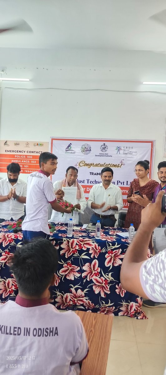 skilled_odisha's tweet image. Hon&apos;ble MLA of Kamakhyanagar, Sri Shatrughna Jena, visited the District Skill Centre today and handed over offer letters to 18 Solar PV Installer trainees  trained under the #NUAOdisha scheme of #OSDA.