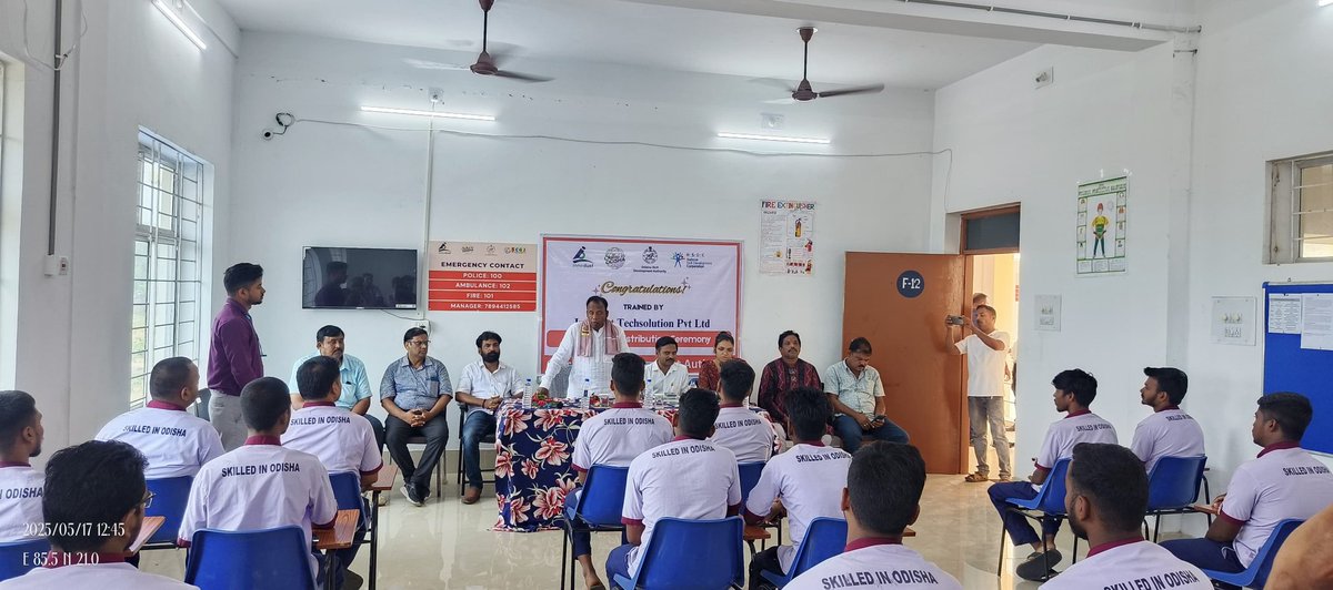 skilled_odisha's tweet image. Hon&apos;ble MLA of Kamakhyanagar, Sri Shatrughna Jena, visited the District Skill Centre today and handed over offer letters to 18 Solar PV Installer trainees  trained under the #NUAOdisha scheme of #OSDA.