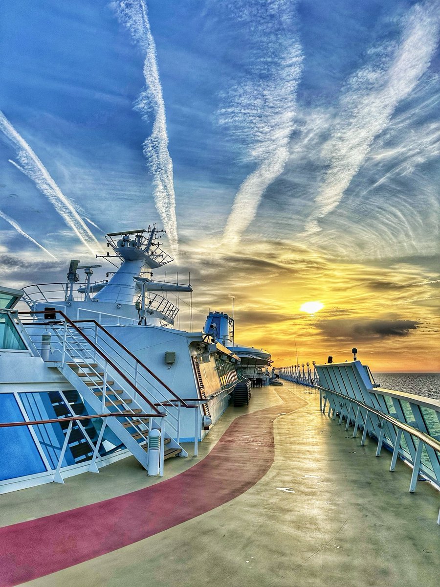 IanGee19's tweet image. An early morning look along the starboard side of the deck of #Marella #Discovery with a bit of cloud, a bit of sun and some contrails filling the sky. ⁦@StormHour⁩ ⁦@ThePhotoHour⁩ ⁦@TUIUK⁩