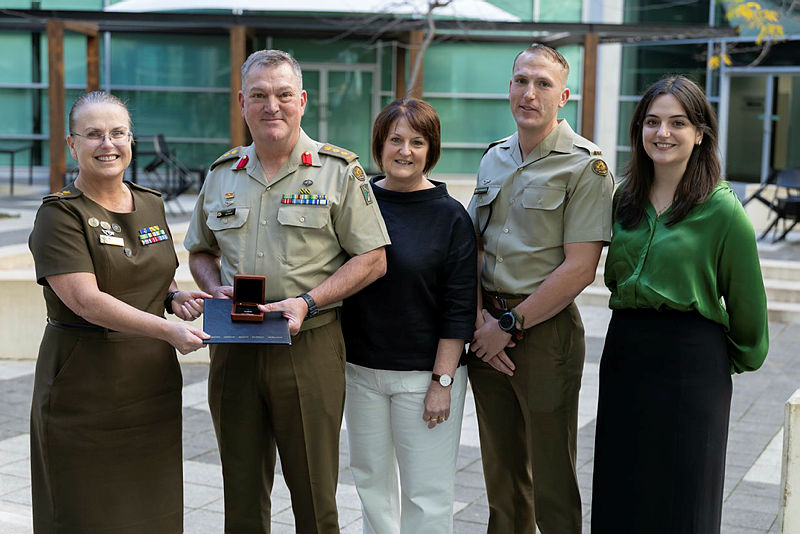 CPERSAustralia's tweet image. I was privileged to recently present Colonel Jim Burns CSM and Bar with the Federation Star Award for 40 years of service in the #AustralianArmy.
Congratulations to Colonel Burns on this remarkable achievement - your humility, dedication and service inspire us all.