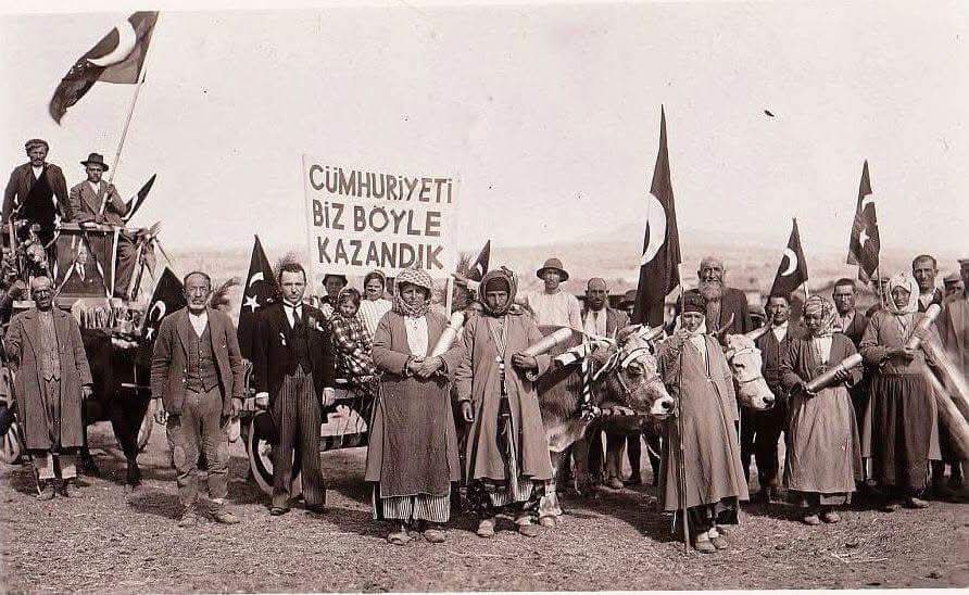 CanAtalay1's tweet photo. 19 Mayıs’ta Demokratik Cumhuriyet için İleriye Bakmak

19 Mayıs 1919, Mustafa Kemal’in Samsun’a ayak basması ülkemiz tarihinde önemli bir simge durumundadır. Öncesinde ilk adımları atılmış olan Anadolu Direnişi; Doğu’dan, Batı’ya daha da yaygınlaştı. Mustafa Kemal ve arkadaşları olarak tanımlanan “kadro” kısa sürede odak duruma geldi.

Emperyalizmin Anadolu topraklarını parçalamasına karşı ilk kurşun milletvekili olma onurunu taşıdığım Hatay/Dörtyol’da, 19 Aralık 1918’de atıldı. Onu 15 Mayıs 1919’da İzmir izledi. Anadolu halkı, çiğnenen hukukunu korumak üzere “Müdafaa-i Hukuk” mücadelesine başlıyordu. Ancak hedefler belirsiz, mücadele bütünsel değildi.

19 Mayıs 1919’tan başlayarak adım adım direnişte kararlı bir Meclis oluşturuldu, devletin merkezi direnişi örgütlemek üzere İstanbul’dan Anadolu’ya taşındı, dağınık direnişler birleştirildi, hedefler somutladı. Kurtuluş mücadelesi, yokluklar içinde olmaz işler başardı, büyük bir mücadeleyle Anadolu toprakları kurtarıldı.

Bütün bu süreç boyunca Mustafa Kemal ve arkadaşlarının rolü ve emeği büyüktür. Bu bakımdan 19 Mayıs 1919’un kurtuluşun simgesi olarak vurgulanması yerindedir. Çünkü “olmaları, liderlikleri” mücadelenin sonucunu doğrudan etkiledi.

116 yıl sonrasında Mustafa Kemal ve arkadaşlarını saygıyla anıyoruz. Başardıkları ile yeni bir çağın başlangıcında ezilen sömürge halklarına ilham oldular. Ülkemizde, yurttaşlık hukukunu kurdular, kamu yönetimini laikleştirdiler, çağdaş bir toplumun önünü açtılar. Ve önemli mesafeler katettiler.

Günümüzün sorunlarında tarihten gelen eksik ve yanlışların önemli rolü vardır. “Kurucular”; sorunların bir bölümü gündemlerine bile almadılar, bir bölümünün “çağdaşlaşma süreci”nin doğal olarak çözümleyeceğini varsaydılar, bir bölümünde de hatalı yollar izlediler. Eksik ve yanlışları görmek önemlidir.

Ancak toplumsal sorunların çözümünde yüzümüz geleceğe dönük olmalıdır. Tarafların, sorunların çözümünde ileri atacakları her bir adım her türden tarih tartışmasından çok daha önemlidir. İleri adımlar sıralandıkça, sonuç alıp toplumsal yaşamımızda olumlu etkileri hissedilmeye başlandıkça tarihe de daha hakkaniyetli yaklaşılacaktır. Çözümler için bizi ilerletecek bir yola girmeden tarih tartışması içine düşmek bir bataklığa düşmekten farksızdır.

Cumhuriyetimizin demokratik kazanımları ülkemizi baştan sona değiştirdi ve dönüştürdü. Bugüne kalan, bir bölümüne kuruluşla başlayan sürecin neden olduğu ve her geçen gün yenileri de eklenen toplumsal sorunlarımızın çözümü için de önemli demokratik kazanımlardır, dayanaklardır.

Cumhuriyetimizi demokratikleştirerek toplumsal sorunlarımızı çözeceğiz. Bu değişim ve dönüşüm süreci için Demokratik Cumhuriyetten yana olan toplumsal ve siyasal hareketlerin yeni, geniş bir demokratik toplumsal mutabakatı zorunludur. Aynı zamanda ve öncelikle, Cumhuriyeti; demokratikleştirmek ve demokratik kazanımları daha ileriye taşımak için değil, iktidarlarını daha da otoriterleştirmek için eleştirenlerle de mücadeleyi gerektirir.

Kazanımlarımızı koruyarak ileri adımlar atalım. Önümüzde ülkemizi demokratikleştirmek, eşitlik ve özgürlük yönünde ilerletmek yolu uzanıyor.

19 Mayıs 1919’u saygıyla anıyorum. Ülke tarihimizde emekleri tartışılmaz olan kurtuluş mücadelemizin kahramanları Anadolu halkına, Mustafa Kemal ve arkadaşlarına bir kez daha saygılarımı sunuyorum.

Ş. Can Atalay
Seçilmiş Hatay Milletvekili
Marmara (Silivri) Cezaevi, 9-A47