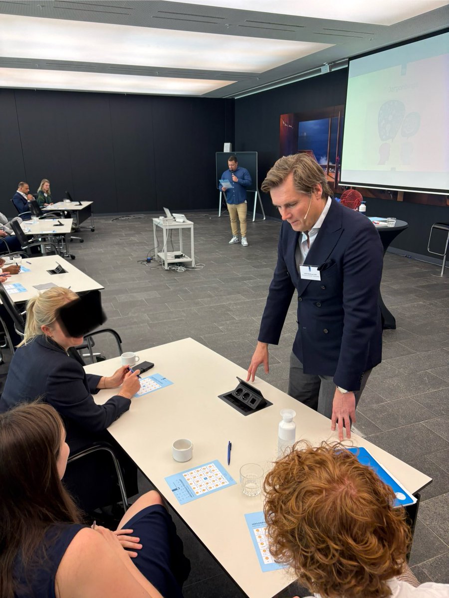 Onderweg naar <a href="/Financien/">Ministerie van Financiën</a> in #DenHaag. Na maanden sukkelen met mijn ogen kan ik nu zeggen dat ik ben hersteld: ik zie weer voor 98%! Vorige week hebben wij op het #ministerie tientallen nieuwe medewerkers verwelkomd. SG Bas van den Dungen heette ze welkom &amp; ik was #dagvoorzitter.