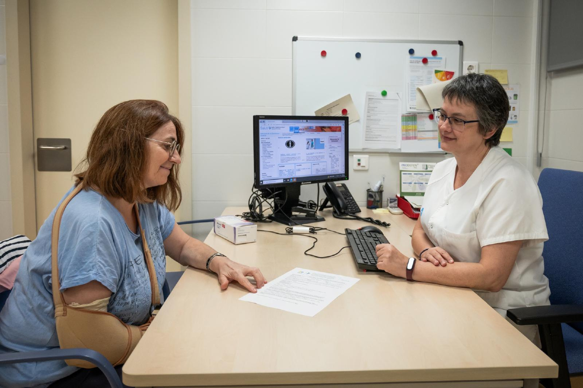 icscat's tweet photo. 👥 L'#icscat compta amb més de 4.000 de professionals de #MFiC que treballen diàriament en els 290 equips d’Atenció Primària distribuïts per tot el territori de Catalunya. Són professionals compromesos amb la salut de la població, que combinen assistència, docència i recerca amb una mirada centrada en les persones que atenen. 

📆 Aquest dilluns, 19 de maig, amb motiu del Dia Mundial de la Medicina Familiar i Comunitària, l'ICS estrena d’un nou episodi del pòdcast d’ICSfluencers. En aquesta ocasió, i per celebrar l’efemèride, l’episodi ha comptat amb la col·laboració de professionals de Medicina Familiar i Comunitària d’edats, moments vitals i territoris diferents que han dialogat sobre el paper de la professió en el sistema de salut. 

Escolteu-lo a: https://t.co/E2hxOcYcmr

#DMFiC #MFiC