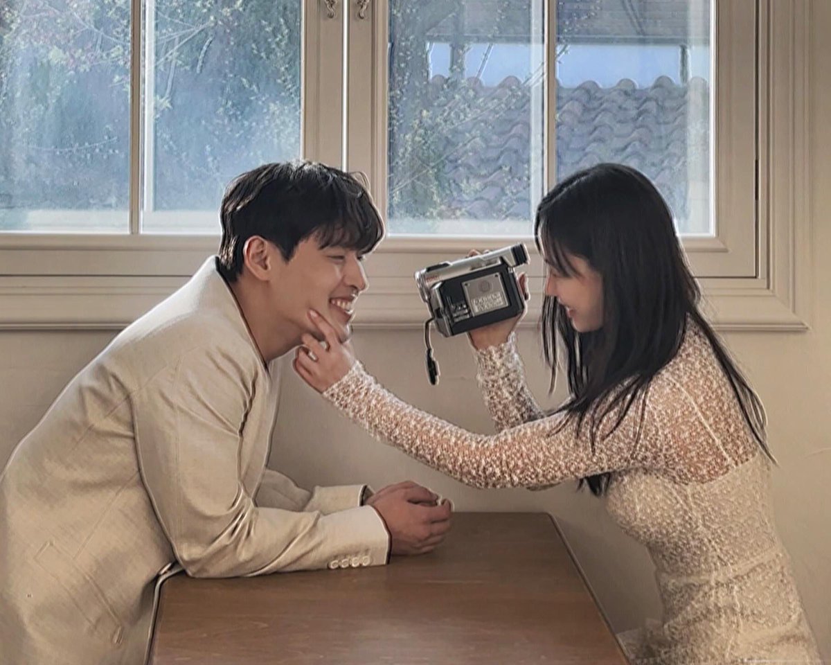 msgominsi's tweet photo. minsi and haneul got me kicking my feet and giggling like a fool rn istg https://t.co/GcR2hYomV2
