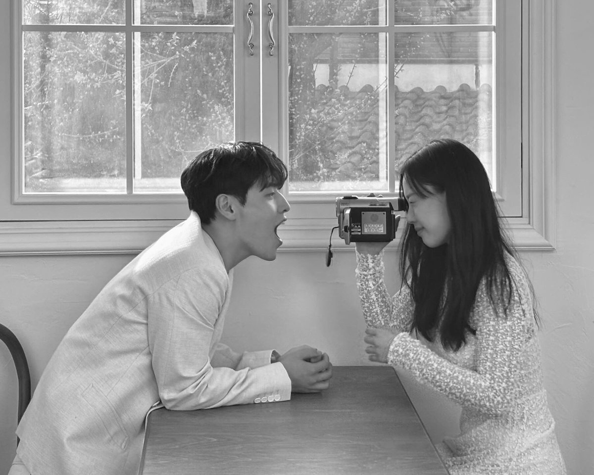 msgominsi's tweet photo. minsi and haneul got me kicking my feet and giggling like a fool rn istg https://t.co/GcR2hYomV2