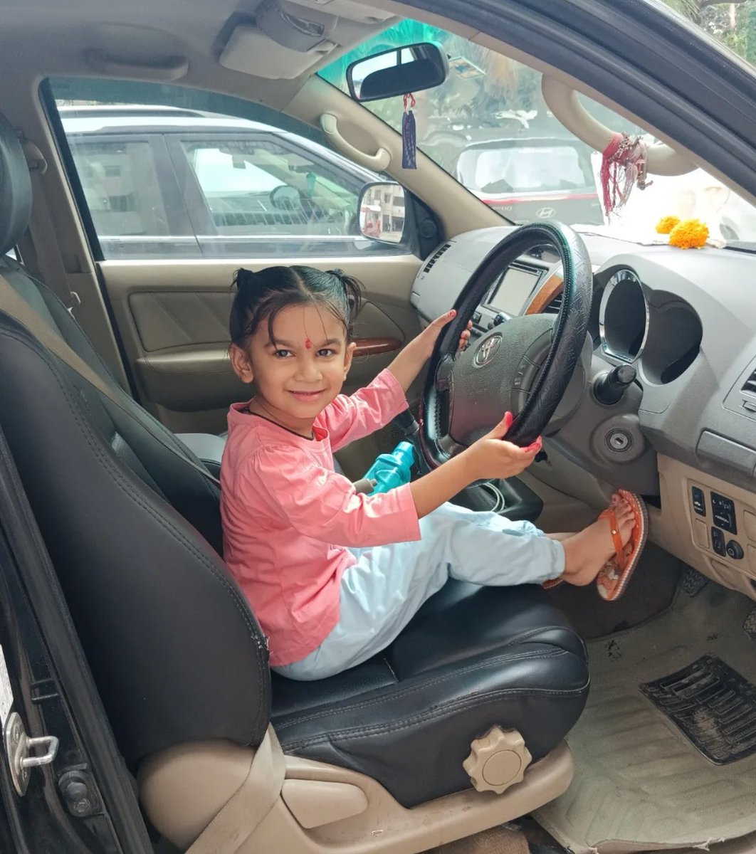Vrundavan_Dham's tweet image. She is our cute driver 💖
Chasing dreams on four wheels🚙

#niece