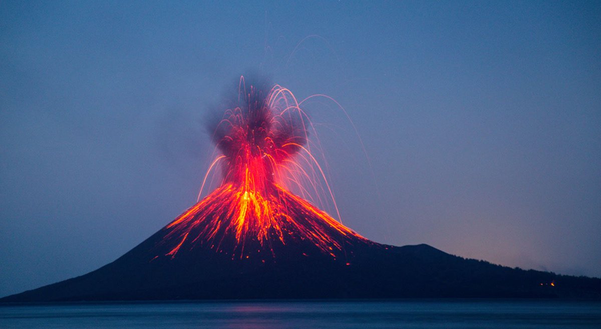 anatoetabio's tweet photo. “Sumendi baten erupzioan, lur azpiko indarra askatzen da: laba, errautsak, gasa... Naturaren haserrea, edertasun ikaragarriz jantzia.”

#natura #sumendia #geologia https://t.co/2CFJGFaqKG