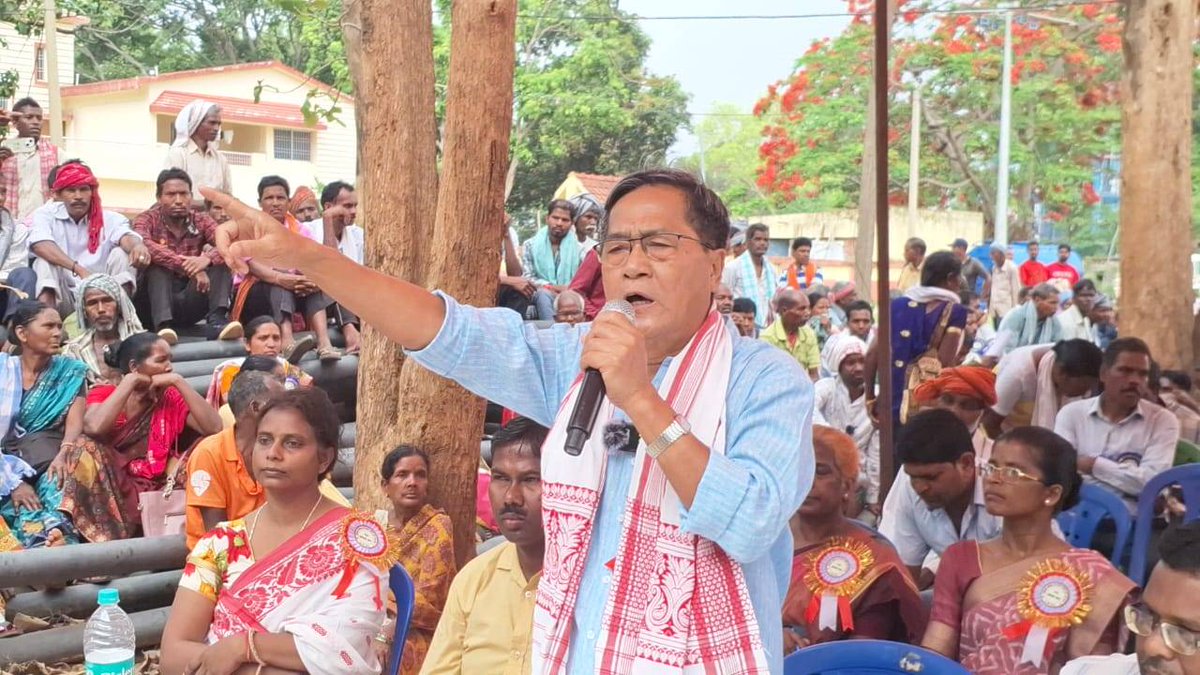 A deputation was submitted to the Dumri Subdistrict Administrator in #Jharkhand at the behest of the Adivasi Adhikar Rashtriya Manch, demanding the rightful claims of the Adivasi community over water, land, and forest resources. The event was marked by a procession and a public
