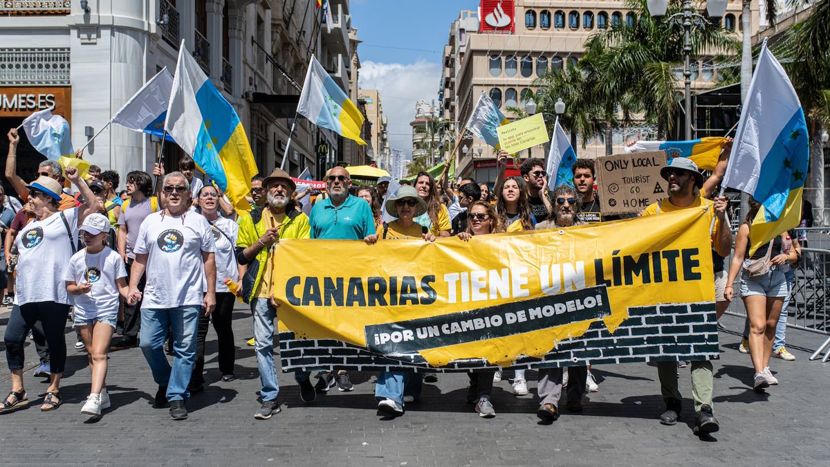 #18M 🪧✊🏻
La manifestación de ayer insistió en un mensaje: existe preocupación compartida por el modelo turístico y la sostenibilidad en #Canarias.

Más allá de las cifras de asistentes, hay que analizar si las instituciones están canalizando esa demanda social. HILO🧵👇🏼👇🏼