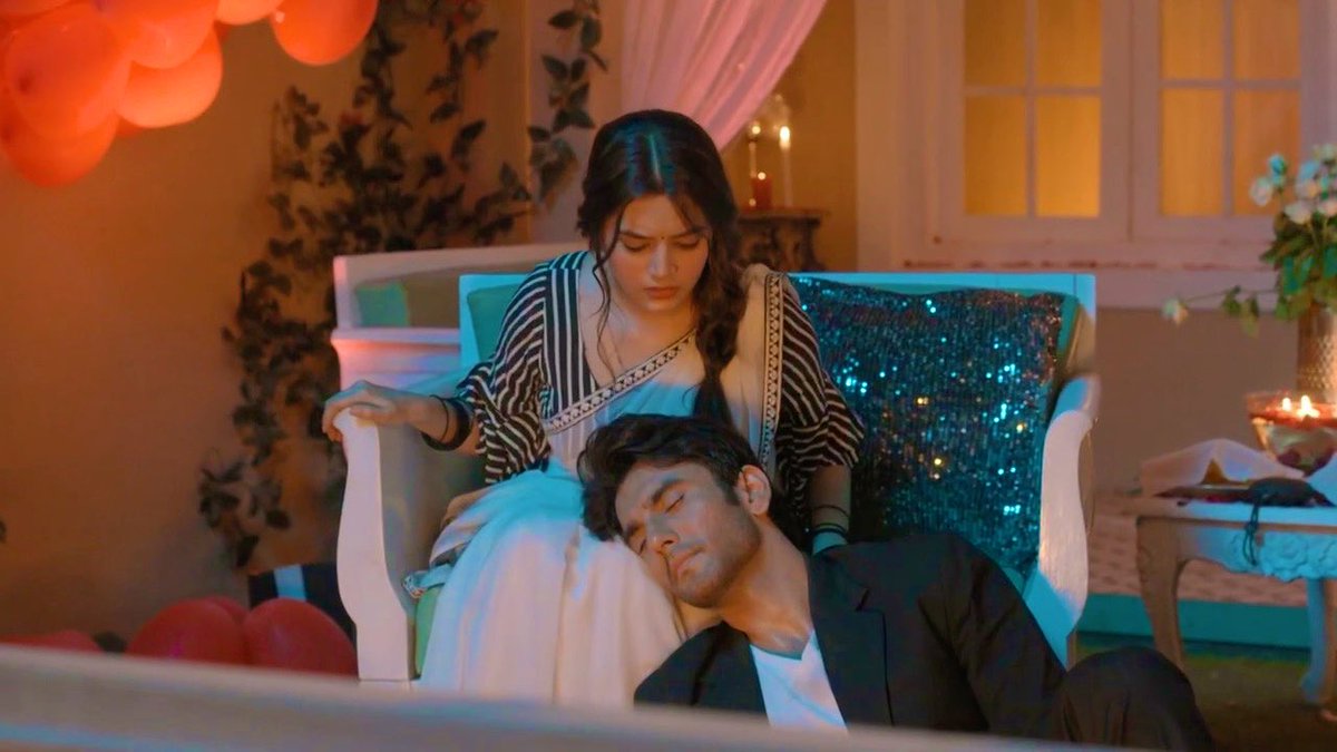 Biwi pyaar ka izhaar karne ke liye ready thi aur yeh janaab so gaye, woh bhi kharaate lete huye 🤣 

Hence it is proved that when Maan is happy and at peace, he snores 🤭❤️🫰🏾 Such a cutie! 😭

#Doree2 #Doree #ReeAan
