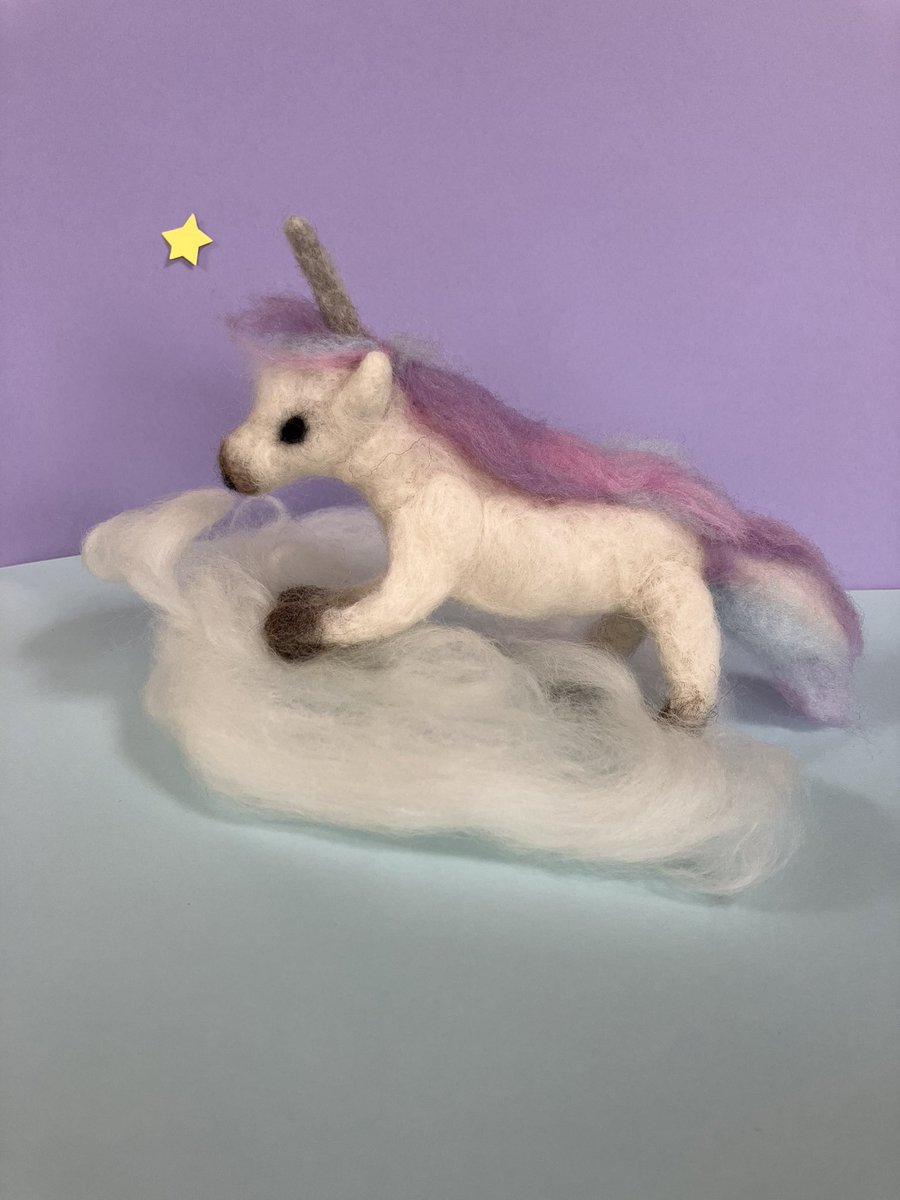 パステルカラーが綺麗なユニコーン🦄
可愛いユニコーンを見つめて寝ると良いことがあるかもしれませんね🫶

#こみっとプレイス
#羊毛フェルト 
#ユニコーン