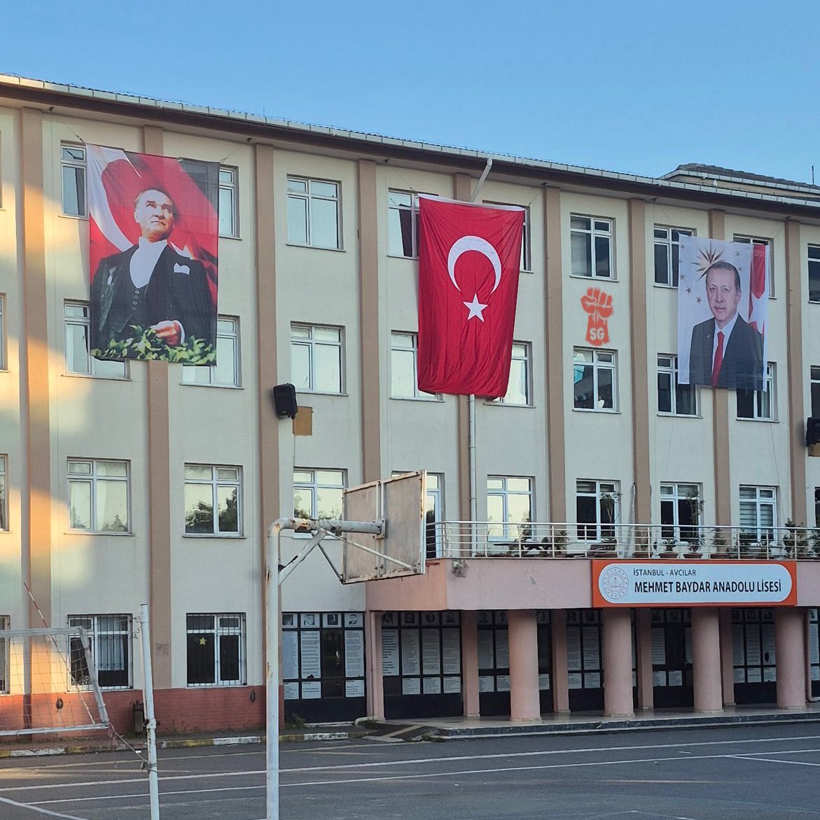 solcugazete60's tweet photo. Avcılar Mehmet Baydar Anadolu Lisesi'nde, 19 Mayıs Gençlik ve Spor Bayramı için asılan Atatürk resmi ve Türk bayrağının yanına, yönetim tarafından Erdoğan posteri asıldı. https://t.co/q35qGuC0Zz