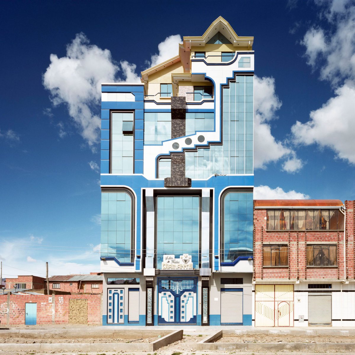 4AAAAart's tweet image. Neo-Andean Architecture by Bolivian architect Freddy Mamani
El Alto, Bolivia 🇧🇴