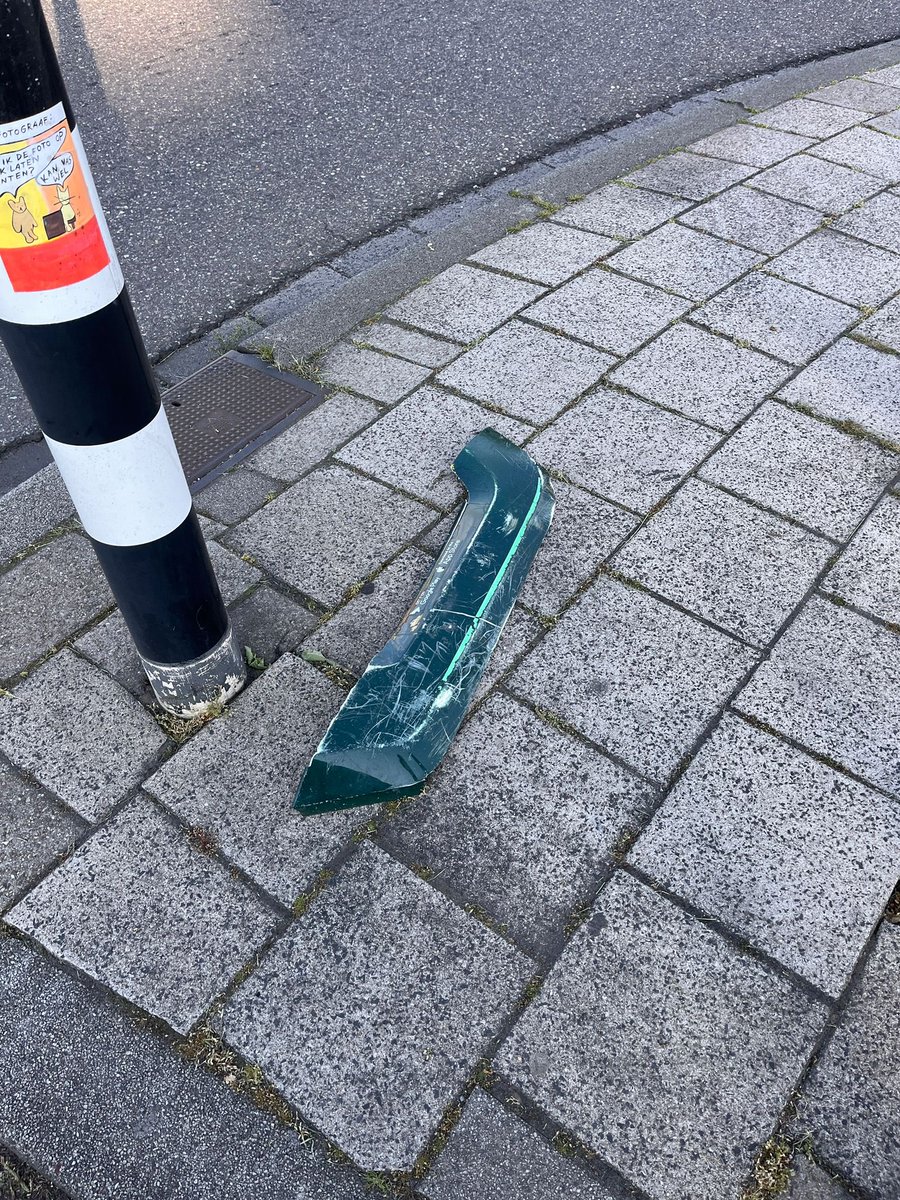 VerbaasdOver's tweet photo. De nieuwe definitie van deelscooter… overal in Rotterdam vind je onderdelen . Niemand die zich verantwoordelijk voelt voor deze apparaten. Net als binnen een bestuurlijke organisatie levert  het gebrek aan eigenaarschap een puinhoop op! ☹️ https://t.co/FynmyJ4QL9