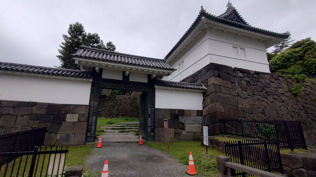 mnru08151's tweet photo. 北の丸公園
…清水門 https://t.co/9Us8Ti18Y6