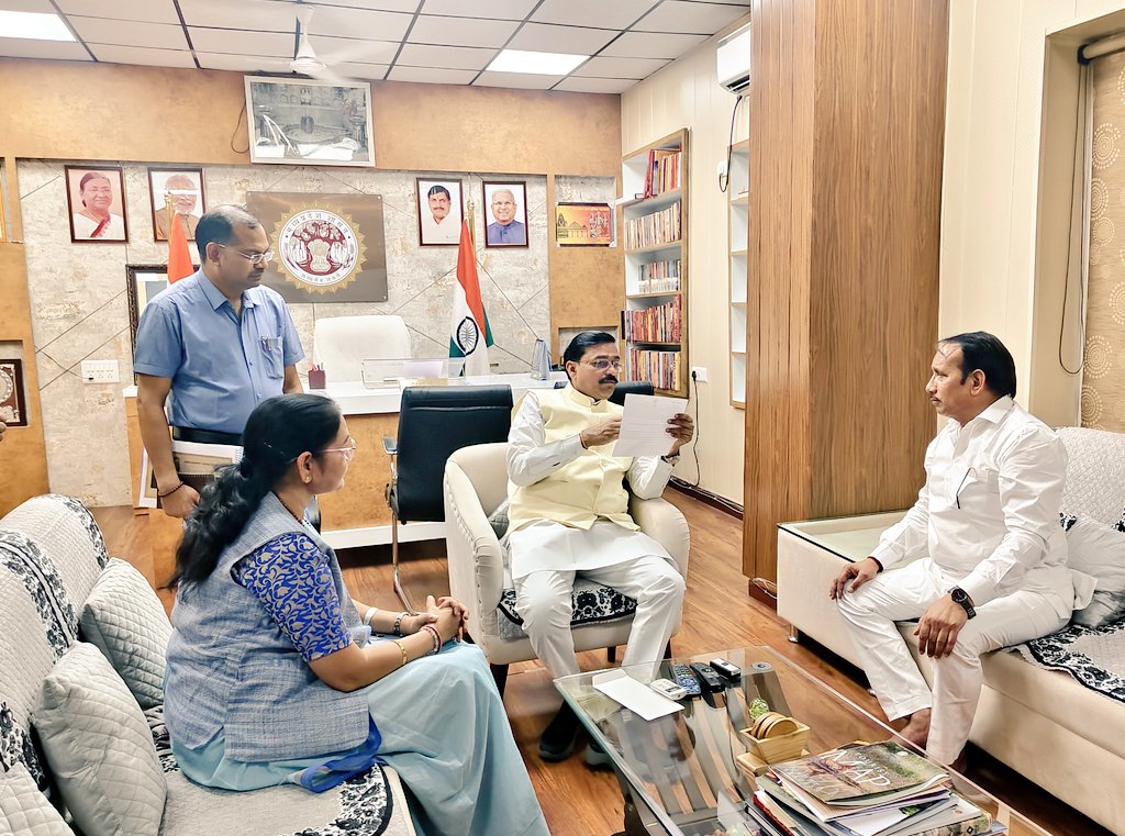 आज भोपाल निवास पर बालाघाट सांसद श्रीमती @bhartipardhiBJP जी एवं पिछोर विधायक श्री <a href="/Pritamlodhi5/">Pritam lodhi</a> जी ने सौजन्य भेंट की, इस दौरान विकास कार्यों और जनहित से जुड़े विषयों पर चर्चा हुई।