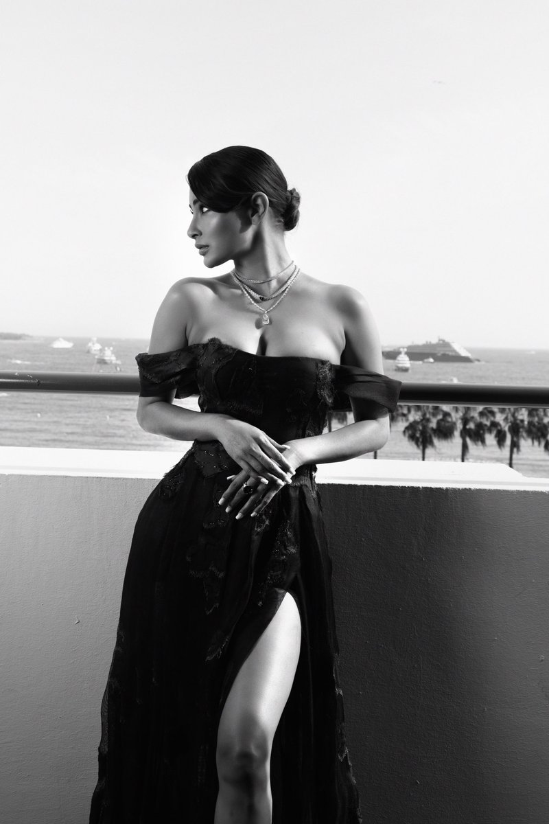 A special night in Cannes with @chopard @chopardbycaroline #carolinescouture x
Glam by @diorbeauty