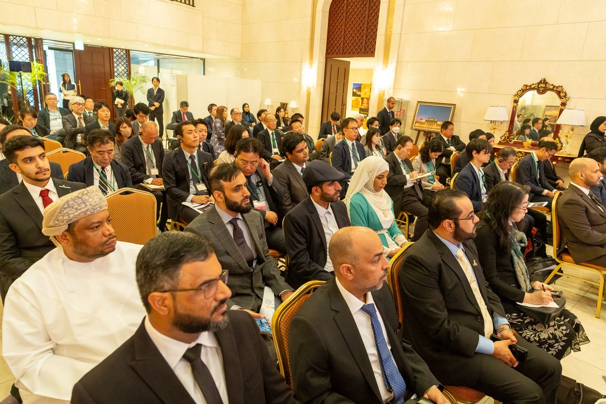 OmanChamber's tweet photo. عقد وفد غرفة تجارة وصناعة عُمان إلى اليابان برئاسة الشيخ راشد بن عامر المصلحي النائب الأول لرئيس مجلس إدارة الغرفة لقاء مع عدد من أصحاب الأعمال والمستثمرين اليابانيين في إطار منتدى الاستثمار العماني الياباني وذلك بحضور سعادة السفير الدكتور محمد بن سعيد البوسعيدي، سفير سلطنة عُمان لدى اليابان وذلك في مقر السفارة العمانية بالعاصمة طوكيو، ولقد شهد الاجتماع مشاركة ممثلين من وزارة التجارة والصناعة وترويج الاستثمار ووزارة الصحة وذلك بهدف بحث فرص التعاون وتعزيز الشراكة التجارية والاستثمارية بين سلطنة عُمان واليابان.