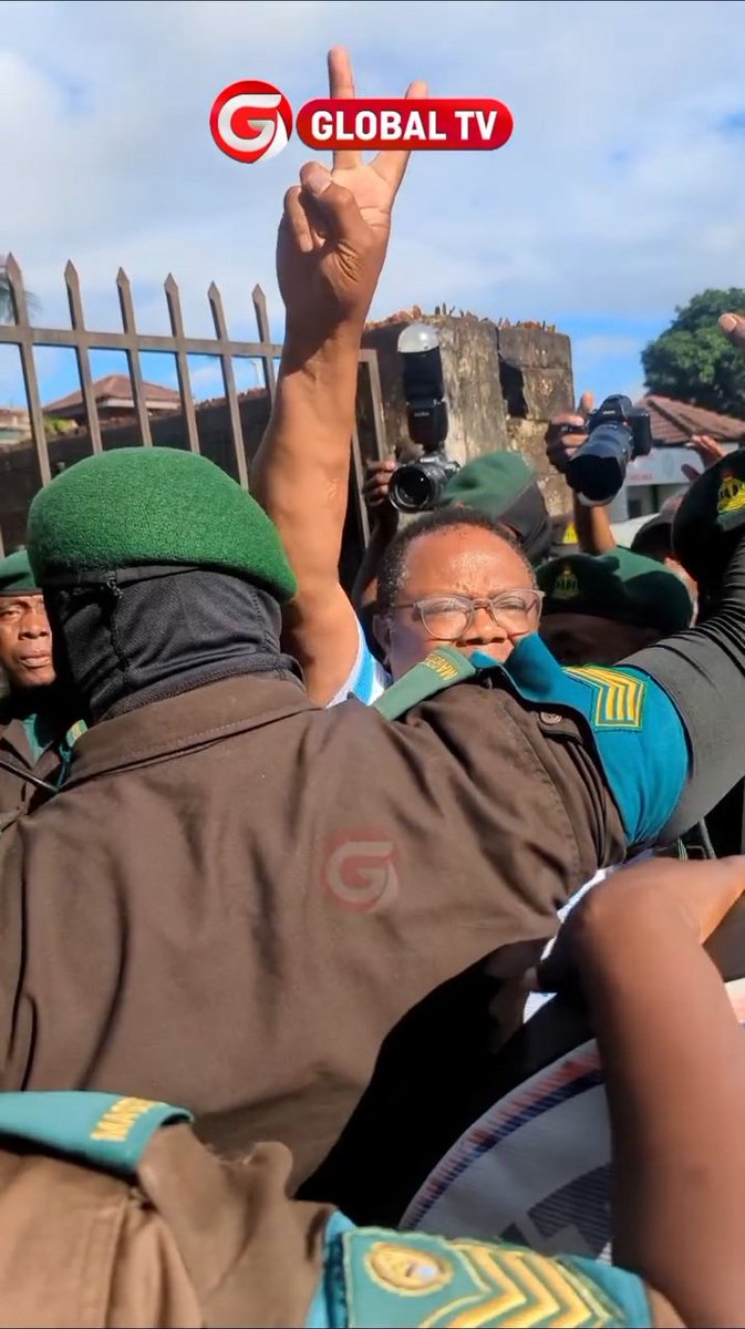 Rydx_017's tweet photo. Tundu Lisu Afikishwa mahakamani kusikiliza Kesi inayomkabili.

Angalia alivyoingia Mahakamani..

Video kwa Comments 👇 https://t.co/hbZ3lZE4OI
