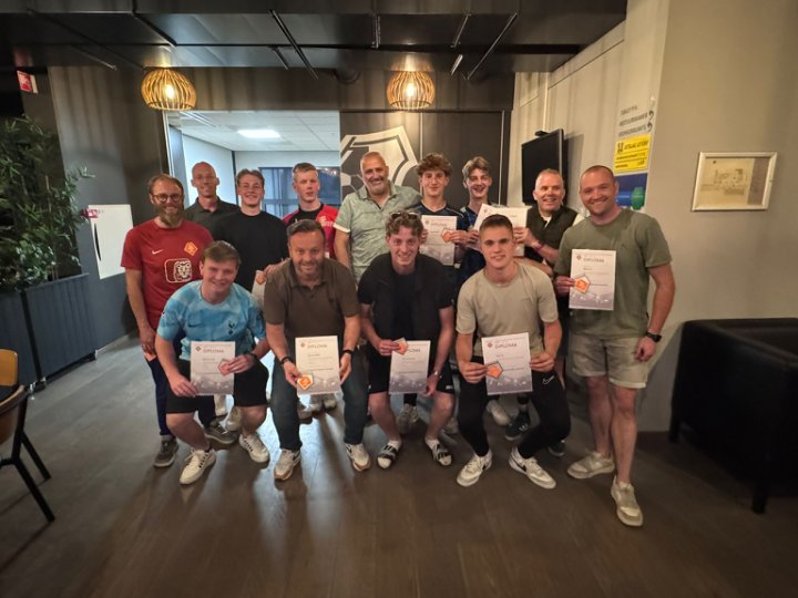 Verenigingsscheidsrechters geslaagd!

Dinsdag 13 mei is er een nieuwe lichting scheidsrechters geslaagd voor de cursus.

Gefeliciteerd Sven, Chris, Dave, Ruben, Wessel &amp; Wessel!