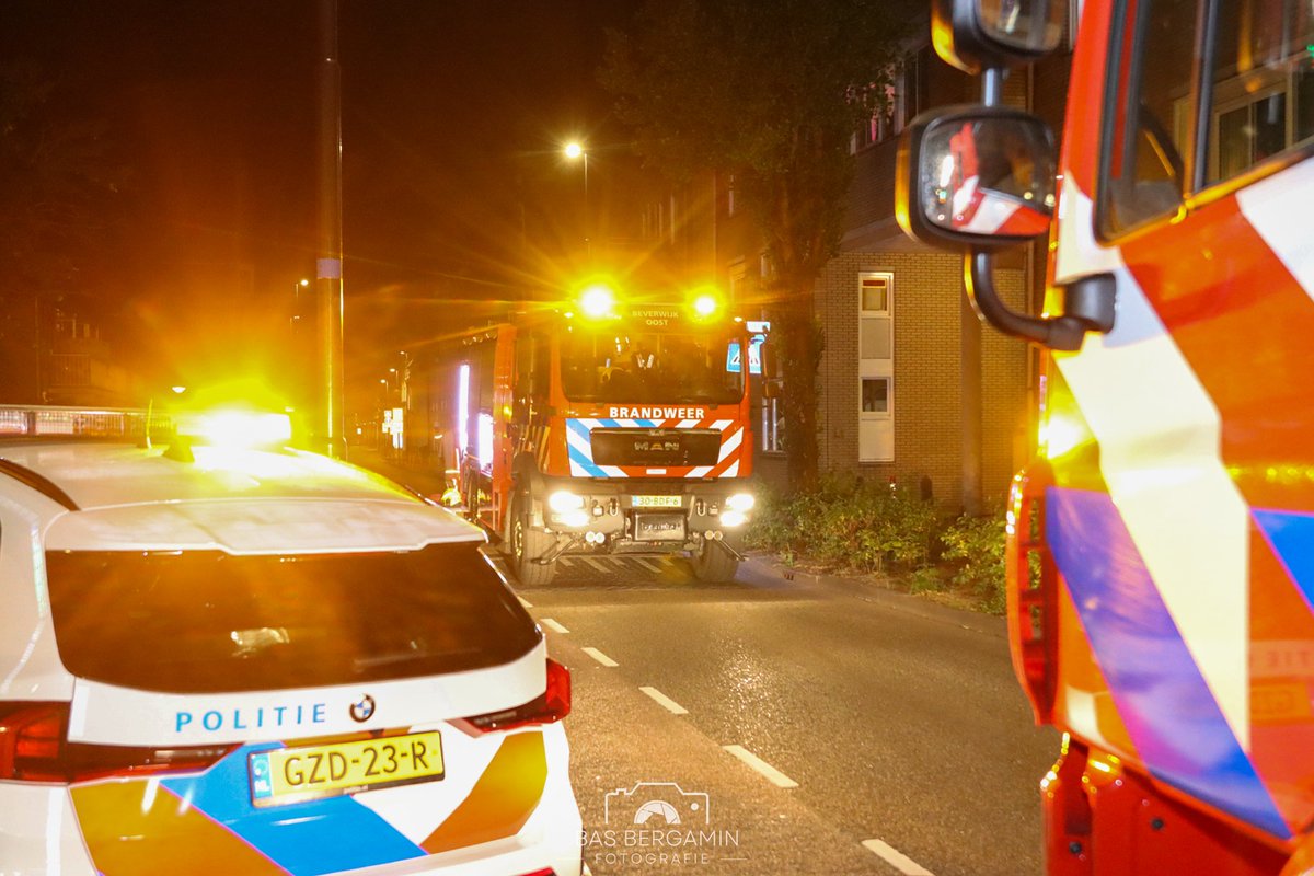 pers0251's tweet photo. #Brand in berging aan #Peperstraat in #Beverwijk

In de nacht van zondag op maandag is brand uitgebroken in een opslagruimte aan de Peperstraat in Beverwijk. Daarbij stonden meerdere matrassen in brand.

De brand ontstond rond 00.15 uur. Aanvankelijk bestond het vermoeden dat er nog iemand in het pand aanwezig was. De #brandweer rukte met meerdere eenheden uit en er werd ook een #traumahelikopter gealarmeerd. Na onderzoek bleek gelukkig dat er niemand binnen was.

De Peperstraat werd tijdelijk afgesloten voor verkeer.